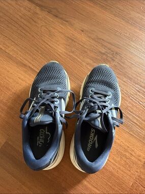 Brooks women’s Running Shoes in Navy